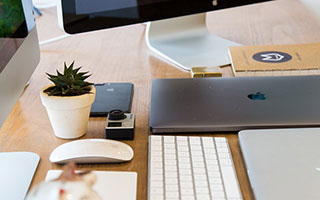 曼联老板称英国已被“移民殖民”，引发多方谴责